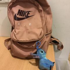 Hátizsák, amint azt Qbuzz U-OV az iLost segítségével jelentette.