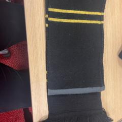 Scialle Zwart geel, come riportato da Pathé Amsterdam Noord utilizzando iLost