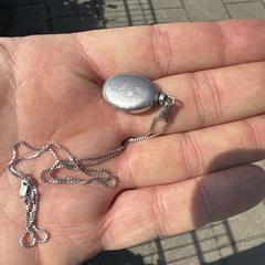 Zilveren ketting, amint azt az iLostnak jelentették.