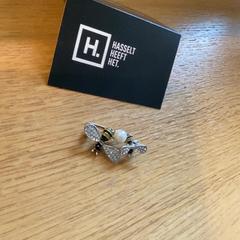 Spilla Zilverkleurig, zwart en geel, come riportato da Stad Hasselt utilizzando iLost