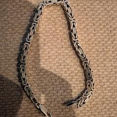 Zilveren armband, amint azt az iLostnak jelentették.