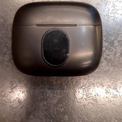 Draadloze oortjes in houder, segundo informou Rotterdam The Hague Airport usando iLost