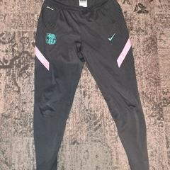 Jeans Zwarte FC Barcelona sportbroek, come riportato da Van der Valk Rotterdam Blijdorp utilizzando iLost