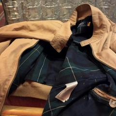 Casaco Beige, como reportado por Café Leentje utilizando o iLost