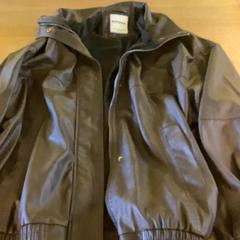 Jaqueta Brown, leather, Bershka jacket, segons ha informat MEININGER Hotel Berlin East Side Gallary mitjançant iLost