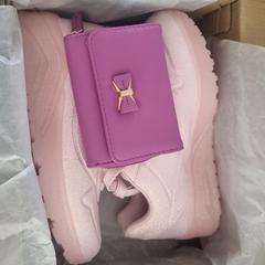 Skechers schoenen en portemonnee, as reported to iLost