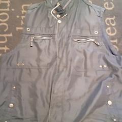 Veste Donkerblauw grijs achtig, come riportato da Van der Valk Hotel Sneek utilizzando iLost
