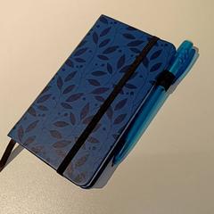 Notitieboekje Blauw met blaadjes, zoals gemeld door IKEA Groningen met iLost