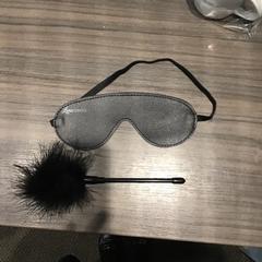 Blinddoek en kietelveer, segons ha informat Van der Valk Hotel Zwolle mitjançant iLost