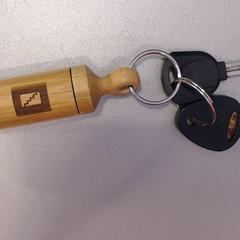 Sleutelbos 2 sleutels en een houten sleutelhanger، كما تم الإبلاغ عنه بواسطة Walibi Holland عبر iLost