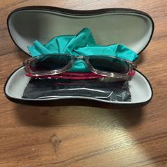 Eguzkitako betaurrekoak, gisa salatu by Pathé Haarlem iLost erabiliz