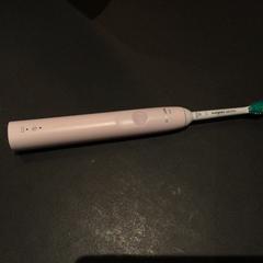 Electric toothbrush, as reported by Van der Valk Hotel Amsterdam Zuidas using iLost