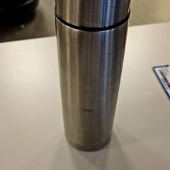 Fľaša na vodu, ako bolo nahlásené Vrije Universiteit Amsterdam pomocou iLost