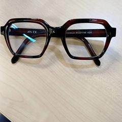 Óculos Ecaille, como reportado por IKEA Tours utilizando o iLost