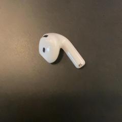 Airpod White, as reported by MEININGER Hotel Berlin Central Station using iLost