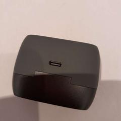 Etui airpods gris et noir, a été signalé par TCL utilisant iLost