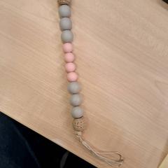 Porte tétine Beige gris et rose, rapporterat av IKEA Paris Nord Roissy med iLost