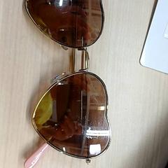 Lunettes de soleil, come riportato da IKEA Saint-Etienne utilizzando iLost