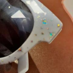 Óculos de sol enfant, como reportado por TCL utilizando o iLost