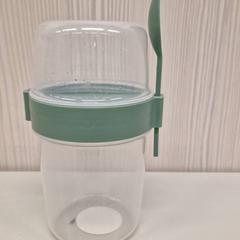 Plastový kontajner, ako bolo nahlásené Transdev Gooi en Vechtstreek pomocou iLost