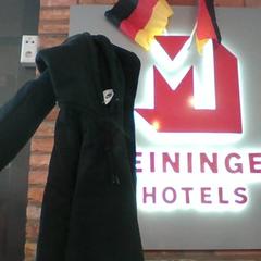 Suéter, ha sido reportado por MEININGER Hotel Hamburg City Center con iLost