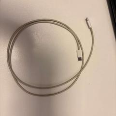 Nabíjecí kabel white, jak nahlášeno Ramada by Wyndham Amsterdam Airport Schiphol pomocí iLost