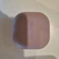 Boîtier d'écouteurs oudroze/paars, a été signalé par NHL Stenden hogeschool Leeuwarden utilisant iLost