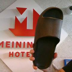 Sapato Black, como reportado por MEININGER Hotel Berlin Central Station utilizando o iLost