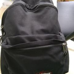 배낭 noir Eastpack, iLost를 사용하여 Keolis Seine Maritime에 보고됨