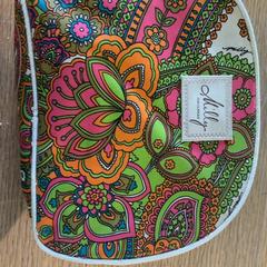 가방 Flower pattern, iLost를 사용하여 MEININGER Hotel Berlin East Side Gallary에 보고됨