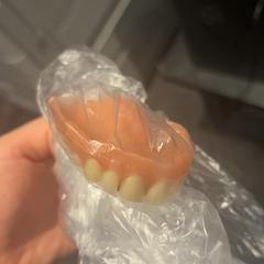 Fausses dents, a été signalé par Van der Valk Hotel Utrecht utilisant iLost