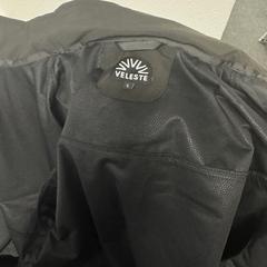 Regenjas zwart, como reportado por Haven Hotel Rotterdam utilizando o iLost