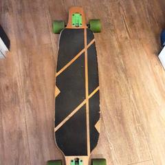 Gördeszka, amint azt Qbuzz ZHN az iLost segítségével jelentette.