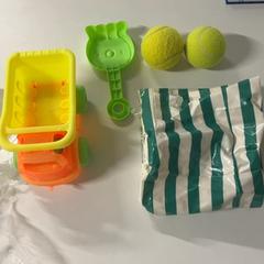 Kiss playing toys, tennis balls, como reportado por Silver Sands Beach utilizando o iLost