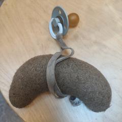 Bruin knuffel maantje met lichtgroene speen, as reported to iLost