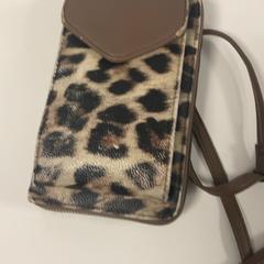 バッグ Luipaard print がiLostで Pathé Ypenburg によって報告されました