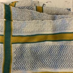 Shawl Wit, groen, geel, blauw, as reported by Artis using iLost
