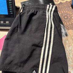 Sportbroek Zwart met witte strepen, zoals gemeld door Van der Valk Hotel Assen met iLost