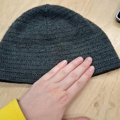 Bonnet adulte gris, som rapportert av IKEA Lyon Grand Parilly ved bruk av iLost