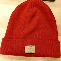 Bonnet Rouge, a été signalé par IKEA Strasbourg utilisant iLost