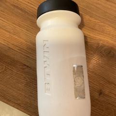 Vizesüveg Blanche en plastique, amint azt MEININGER Hotel Marseille Centre la Joliette az iLost segítségével jelentette.
