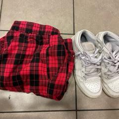 Trousers & Sneakers black-red, white sneakers, iLost를 사용하여 MEININGER Hotel Brussels City Center에 보고됨