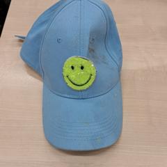 Baseball pet Blauw met smiley, zoals gemeld door IKEA Amersfoort met iLost