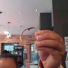 Bracelet armband gold, a été signalé par MEININGER Hotel Hamburg City Center utilisant iLost