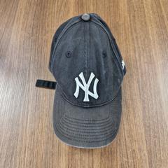 Zwart NY Yankee petje, ako bolo nahlásené Pathé Leeuwarden pomocou iLost