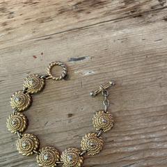 Goudkleurige armband, jak bylo nahlášeno na iLost