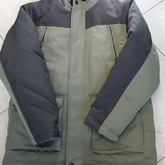 의류 - Jas Groen/zwart, iLost를 사용하여 Regio Oost-Vlaanderen에 보고됨