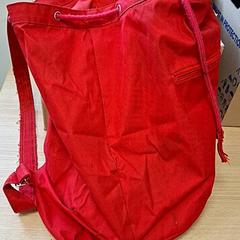 Rugzak rood, zoals gemeld door Regio Antwerpen - Brussel met iLost