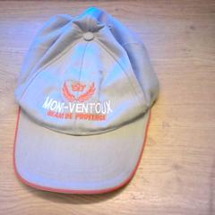 Casquette grijs met rood randje, a été signalé par Bobbejaanland utilisant iLost
