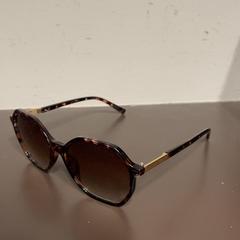 Ulleres de sol, segons ha informat Pathé Amersfoort mitjançant iLost